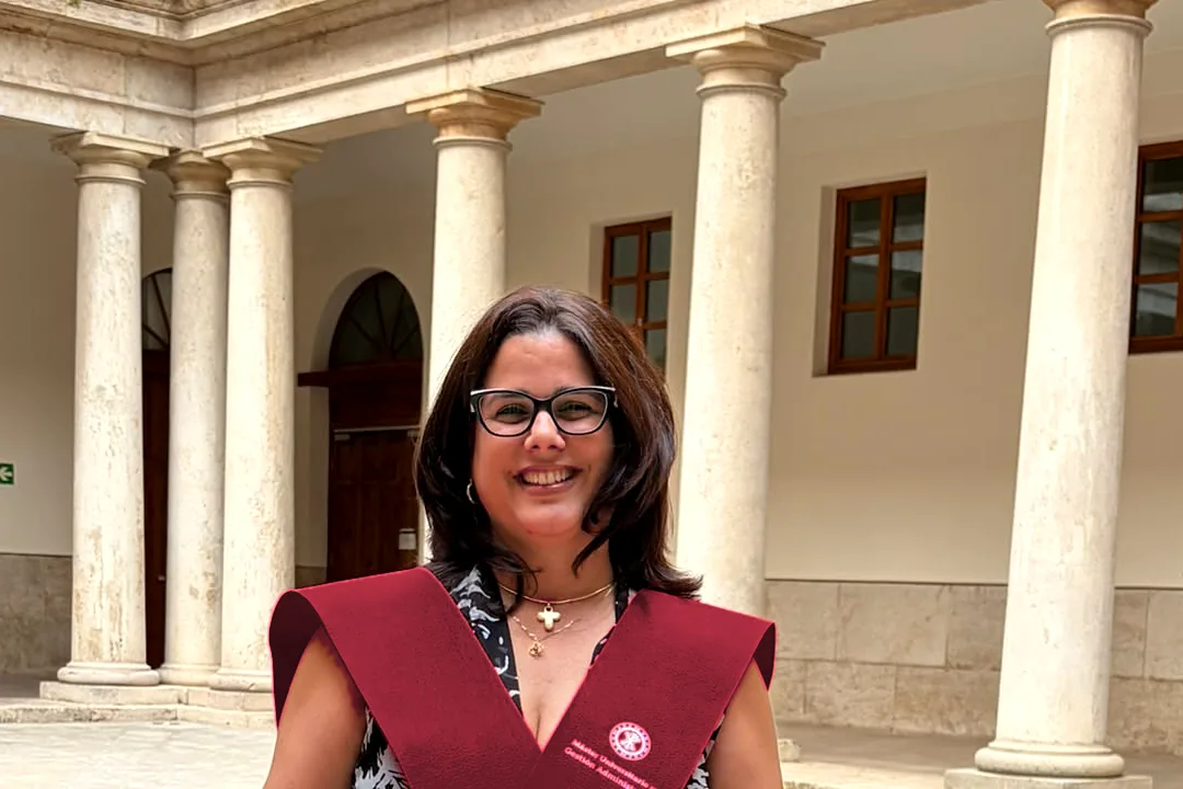 Malinalli Cortés González con la beca de su titulación
